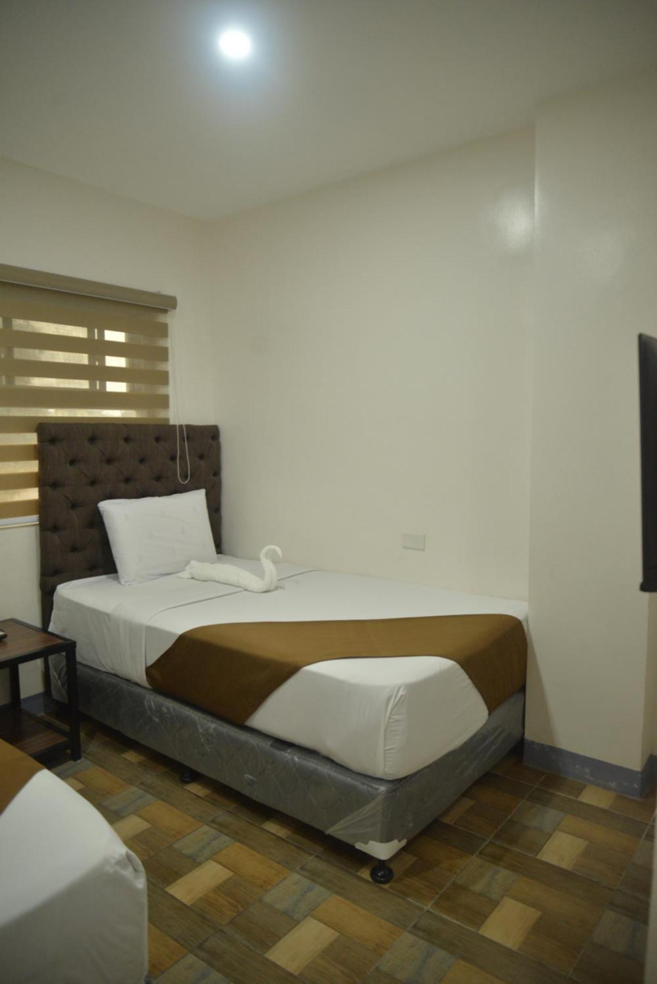 Fb Dormitel Suites Cagayan de Oro Esterno foto